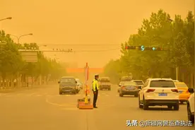 沙尘下的坚守图片