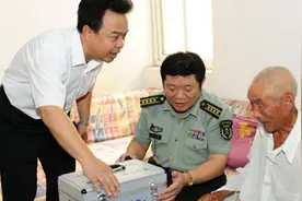 副师长32年为烈士战友的父母尽孝图片