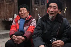 家里老人若出现4种征兆，子女要多留意，多陪伴他们图片