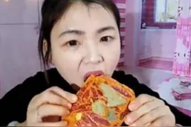 网红吃播到底有多假？龙虾是模具火锅底料是蛋糕，看完大呼上当了图片