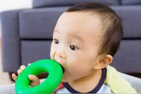 宝宝什么东西都往嘴里塞怎么办？医生：宝宝的“暗示”父母要了解图片