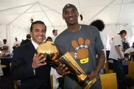 那些年科比夺冠后的巡游庆典画面，“老大，我们想你了！”图片