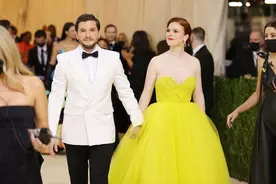 MetGala红毯众星争艳，卡戴珊造型雷人，贝克汉姆长子当众吻妻图片