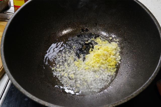 给年夜饭加道“剁椒鱼头”，学会3个窍门，鲜香不腥，不用去饭店