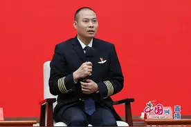 “中国机长”刘传健：3U8633航班成功备降离不开平时严苛的训练图片