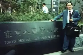 打工人丁尚彪：为家庭日本打黑工15年，纽约新冠疫情中写下遗嘱图片