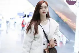 吴宣仪走机场真壕，腰上挂两排珍珠不算啥，一口气背三LV好高调图片