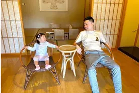 丁俊晖晒娃，与爱女同款坐姿，相视一笑太有爱，连表情都一模一样图片
