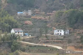 村民在山里建楼房，东一栋西一栋，看为啥不建在一起呢图片