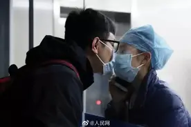 隔玻璃门接吻的情侣昨天领证了图片