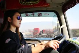 90后美女是大货车司机，安全行驶60万公里，常年吃药至今仍单身图片