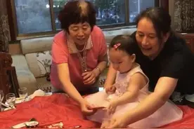 “抓周”仪式上，宝宝抓到的东西令奶奶瞬间黑脸，妈妈：没眼看图片