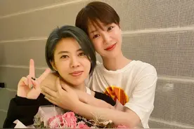 杨紫姐妹罕见同框庆生，姐姐染绿发太前卫，和妹妹有同款五官脸型图片