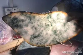 缅甸男子捡到石头，有人愿意出500万高价购买，拒绝后却将其切开图片