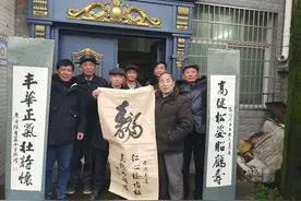 监利7旬老人夏小平妙笔书写最美夕阳红图片