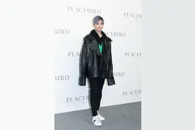 李宇春换了银灰发色，穿搭以黑色为主，十分和谐图片
