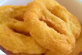 油饼这样做又软又蓬松，和面的比例很关键，放半个月都不会硬图片