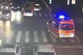 泰兴轿车与执行紧急任务的救护车相撞！如何定责？图片