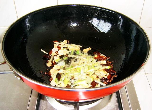 侉炖鱼，牢记“一酱二椒三料”，不一样的吃法，吃出北方人的豪迈