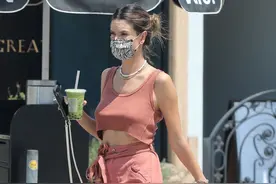 安布罗休crop top秀身材，凡妮莎吊带裙撩人｜欧美街拍图片
