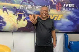 60岁大爷cos亚索，美女纷纷主动贴上来合照，这腿绝了图片