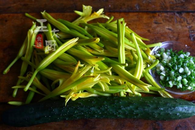 黄花菜和它一起下锅炒，又鲜又嫩好吃下饭，营养美味做法还简单