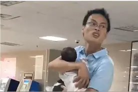 "慌张爸爸"意外走红，抱个娃浑身表情都是戏，网友：娃尿布都掉了图片