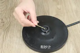 电热水壶总是断电？用牙签戳一戳就能解决，真厉害，一年省不少钱图片