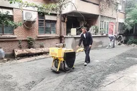 宛城区公路局帮修路外贸家属院居民出行不再难图片