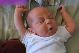 小宝宝“伸懒腰”是在长个子？当心是不舒服的表现，父母别忽视图片