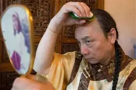 清朝忠实的“继承者”，大闹火车站，入戏太深讽刺他人：都是奴才图片