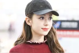 郎朗娇妻吉娜很会穿，身穿枣红色针织衫配黑色牛仔裤，秀出好身材图片