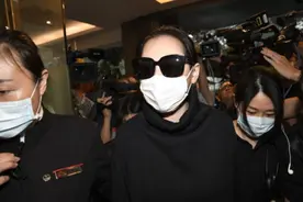 刘真葬礼公开，小s冒雨参加追悼，网友：这是真的友谊图片