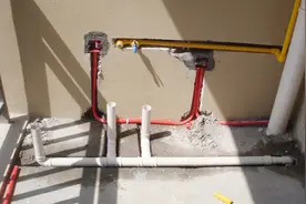 洗衣机排水管不要直接插在地漏里，反味还漏水，这样做才更好用图片