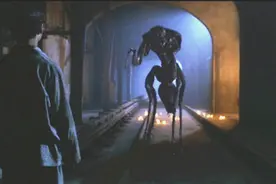 模仿人类的蟑螂怪物，《异形大战铁血战士》导演执导新怪物大作图片