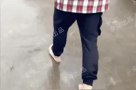 南京一大学生，下雨天光脚往回跑，3000块买的鞋子抱在怀里图片