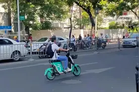 学生骑电动车 涉违法严查处图片