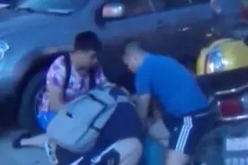 两扒手拼命挤公交，女子被夹在中间，混乱中项链被偷走还没发觉视频封面