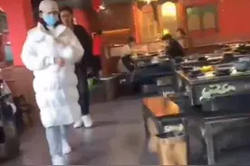 郑恺老婆苗苗回南阳老家，现身自家火锅店吃饭，包裹严实超低调图片