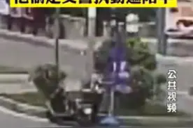 河南南阳一男子大白天偷交警遮阳伞：很漂亮 我摆摊需要图片