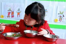 “老师，我孩子不吃葱，请挑出来”，老师的回应让宝妈惭愧不已图片