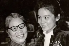 那一年，潘虹在郑州见到了豫剧大师常香玉，亲切交流图片