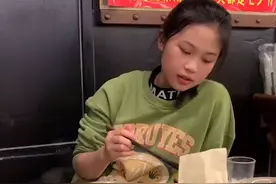 广东妹子第一次吃四川火锅，被辣出“静止表情包”简直怀疑人生图片