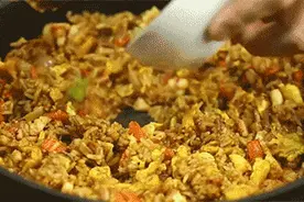 海鲜咖喱炒饭，简单美味的美食，家常做法图片