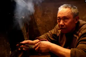 6旬盲人凭良心做豆腐养大一双儿女，开电闸全靠手摸图片