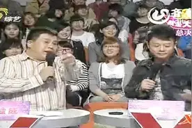 小伙上台遭评委质疑身份，现场唱一首刘欢经典歌曲，惊艳全场欢呼图片