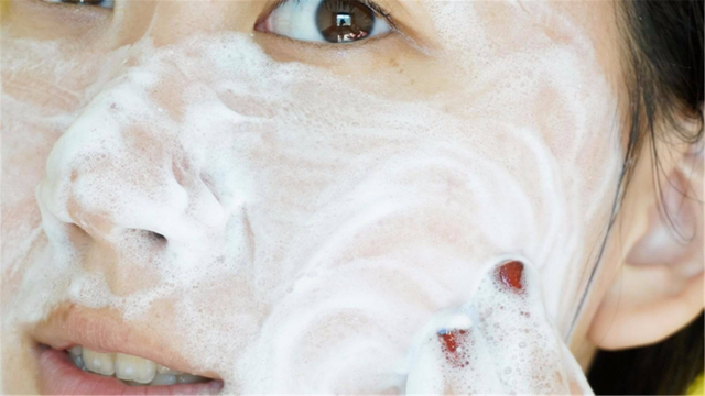 洗面奶是用“价位高”还是“价位低”的？洗完脸皮肤差距，太明显