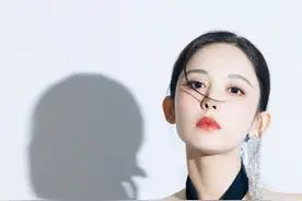 古力娜扎 蝴蝶结挂脖连体裤搭配法师丝巾带，干练又不失优雅图片
