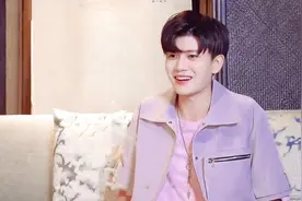 真希望任嘉伦儿女双全，看他抱女孩的样子，想必是个女儿奴图片