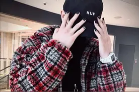 黄子韬来真的了？被扒与网红张允恩多个同款，这是八九不离十了吧图片